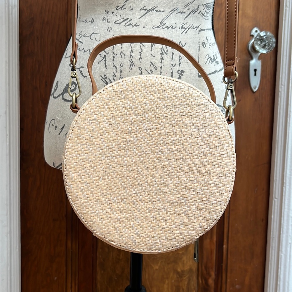 Round natural zippered crossbody boho bag